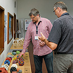 Joachim Weinhold und Andreas Straßburg in der Ausstellung. Foto: Lutz Liebert, MZ der TU Dresden<br>