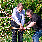 Jürgen Richter-Gebert und Herrmann Vogel bauen ein Sternpolyeder aus Bambus. Foto: DL<br>