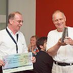 Albert Schmid-Kirsch überreicht Klaus Becker Pokal und Scheck. Foto: Frank Henschel<br>